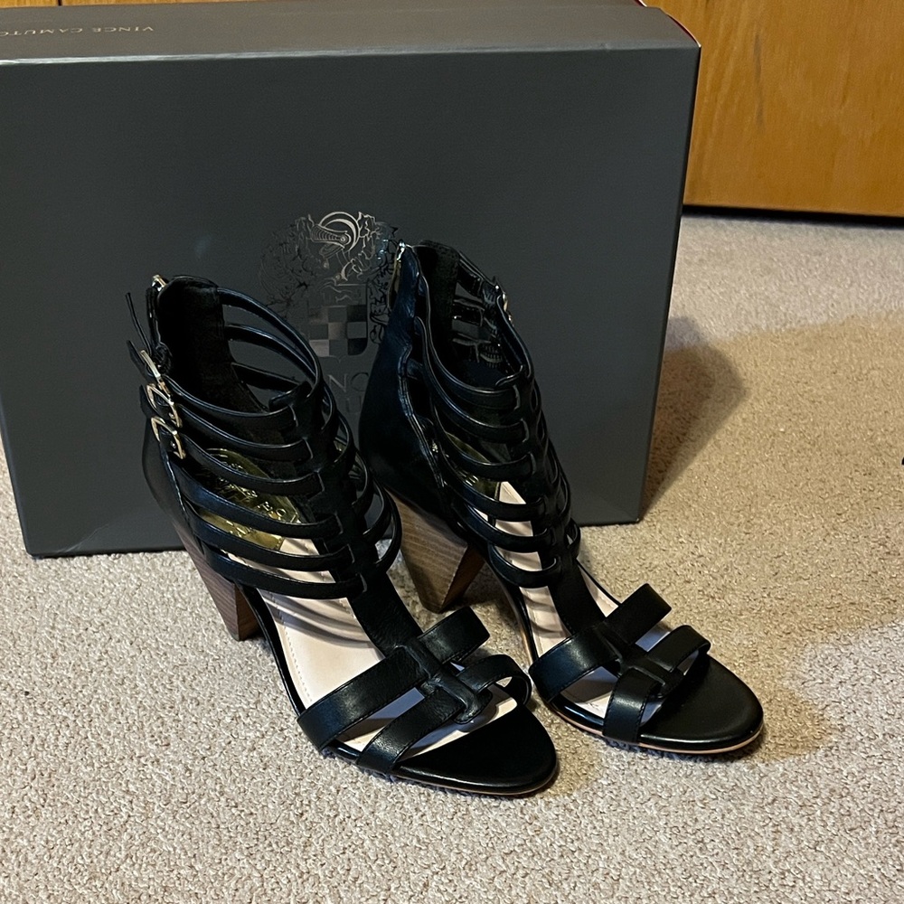 EUC Vince Camuto Eastlyn sandal. Sz. 7 black w/gold hardware.
